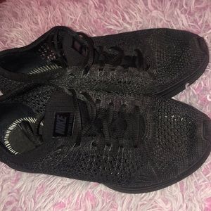 Black nike flyknit